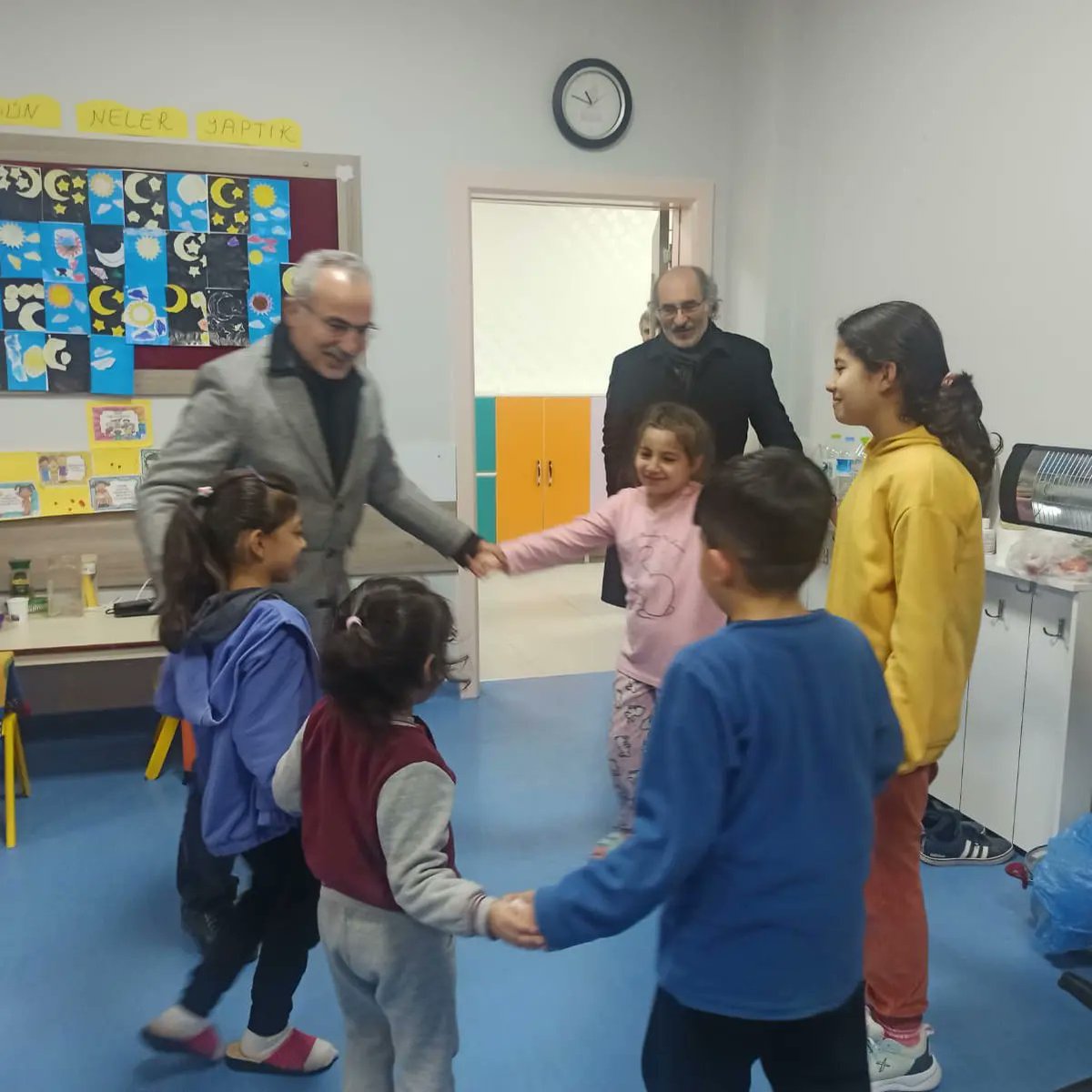 Her şey "oyun da oynuyor musunuz?" sorusuyla başladı. Serde öğretmenlik de olunca normalleşme yolunda yavrularımızın masumiyetiyle sınıf içi oyun oynadık

[Genel Müdürümüz Sayın <a href="/mehmetnezirg/">mehmet nezir gül</a> ile birlikte Gaziantep'te okullarımızda barınan vatandaşlarımızı ziyaretimizden...]