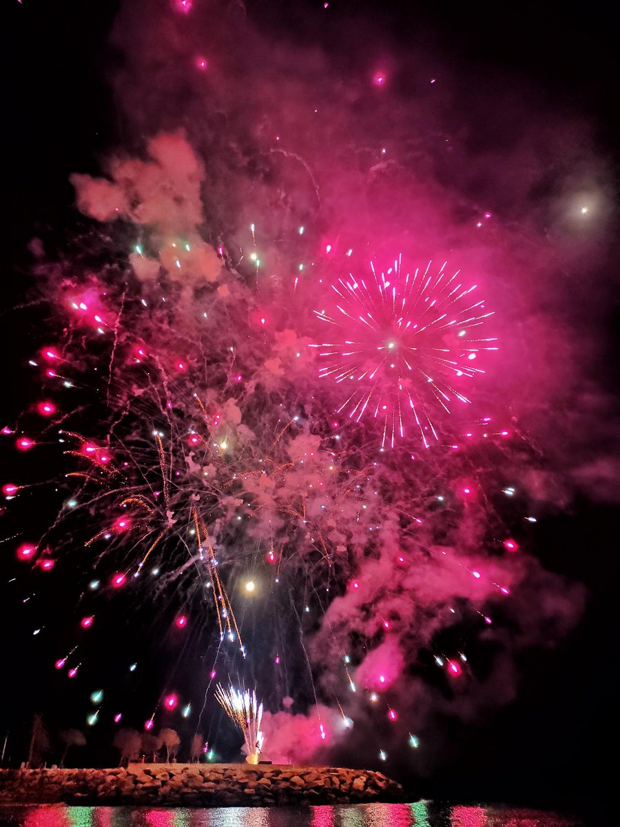 J'aime le nouveau tweet de 🤩 Belle soirée de #MentonRivieraMerveilles et sa #FeteDuCitron ! 🍋

📸 @villedementon @OTC_MRM @fete_du_citron #CotedAzurFrance #VraiPaysDesMerveilles #RivieraFrancaise #colors #fireworks #MondayMotivation