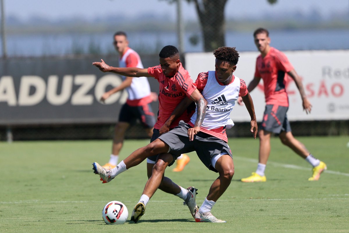 basecolorada's tweet photo. Alguns jogadores da base participaram do treino de hoje com a equipe profissional. 🇮🇩

Nas imagens divulgadas pelo clube, aparecem:
Evertow [2007]
Thomas Gregori [2006]
Lucas Farias [2005]
Wendel Alves [2005]
Anderson Dias [2005]
Leonardo Martins [2004]

📸: Ricardo Duarte https://t.co/V4O6YCGaSG