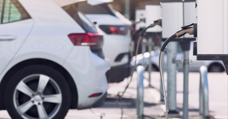 rte_france's tweet photo. Pour atteindre la neutralité carbone en 2050 et réaliser sa transition énergétique, la 🇫🇷 devra-t-elle remplacer chaque voiture thermique par un modèle électrique ?

Réponses en quelques datas clés 🚗🔌