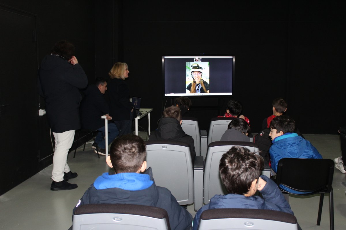 sparkmespace's tweet photo. In diretta dal Cern di Ginevra, tour virtuale alla scoperta di Atlas. La scienziata Margherita Boselli, esperta di fisica nucleare, ha spiegato alla classe STE(A)M dell’Istituto ‘G. Pascoli’ di Matera, l’importanza per la vita degli esseri umani degli studi sulle particelle. https://t.co/rCwpVfDzBj