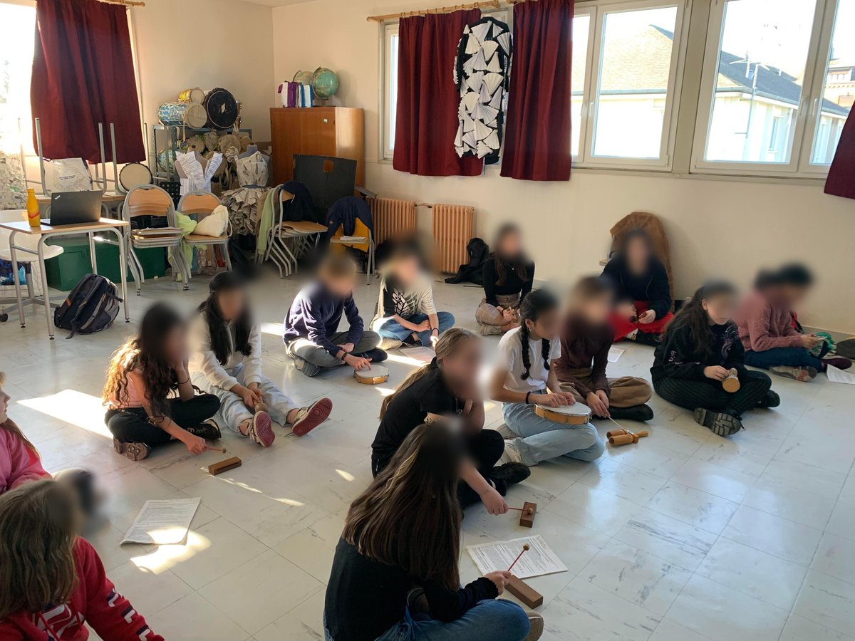 MonnetFlers's tweet photo. ECOLE OUVERTE : atelier #théâtre 🎭avec Mme Collas, professeure d'éducation musicale. Après s'être échauffés, les élèves ont marché en faisant des #vocalises🎵, puis se sont entraînés aux scènes du futur #spectacle de fin d'année (jeux de chaises musicales). @dsden61 https://t.co/OX2Ze3ggBP