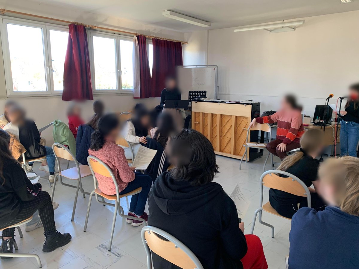 MonnetFlers's tweet photo. ECOLE OUVERTE : atelier #théâtre 🎭avec Mme Collas, professeure d'éducation musicale. Après s'être échauffés, les élèves ont marché en faisant des #vocalises🎵, puis se sont entraînés aux scènes du futur #spectacle de fin d'année (jeux de chaises musicales). @dsden61 https://t.co/OX2Ze3ggBP