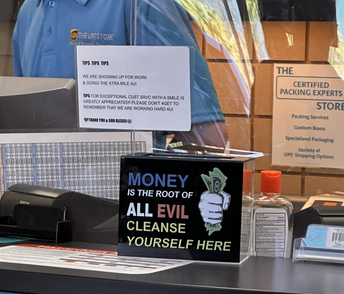thankgod4rad's tweet photo. @ups Are your employees attempting to solicit tips using text’ease and religion because they can and/or because they are desperately underpaid? 
#ups https://t.co/tJCvvDzhVu