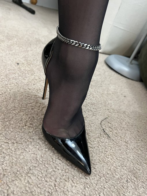 My submission to be a foot model for designer shoes #shoefetish #highheels #toecleavage #anklechain https://t