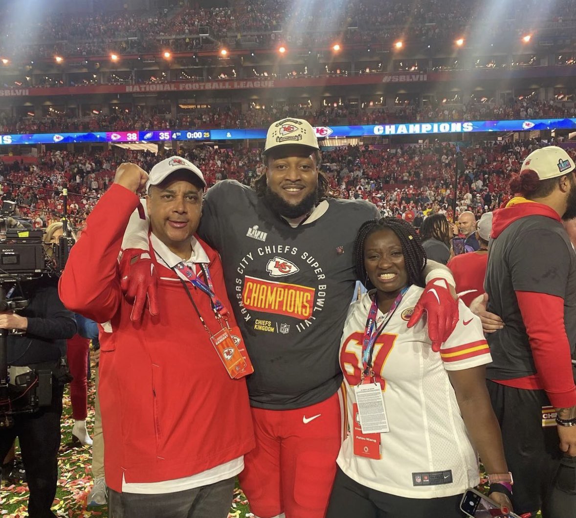 NFLFrance's tweet photo. 🇫🇷🏆 Le premier joueur à représenter la France au #SuperBowl est champion du monde !

@Kbniang8, qui portait le drapeau français sur son casque, a aidé les Kansas City Chiefs à remporter un 3e Super Bowl !

Félicitations à lui qui nous a rendu fier ! https://t.co/tTHEdikpWc