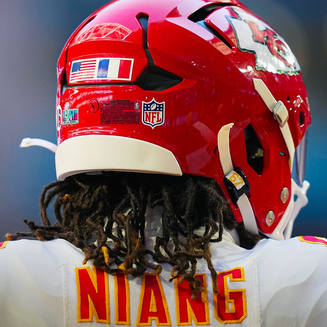 NFLFrance's tweet photo. 🇫🇷🏆 Le premier joueur à représenter la France au #SuperBowl est champion du monde !

@Kbniang8, qui portait le drapeau français sur son casque, a aidé les Kansas City Chiefs à remporter un 3e Super Bowl !

Félicitations à lui qui nous a rendu fier ! https://t.co/tTHEdikpWc