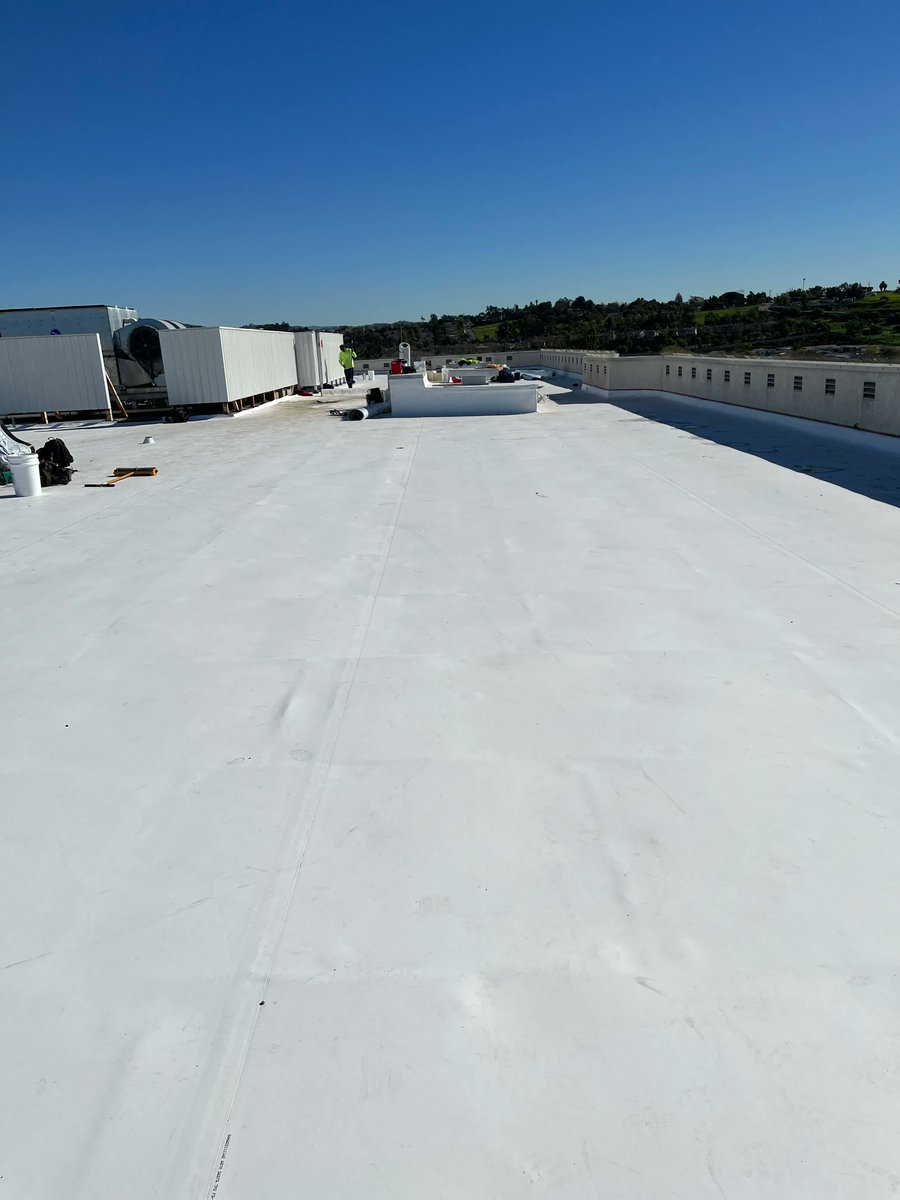 TheRoofSource's tweet photo. Check out these progress photos of Shell Roofing installing the #Versico VersiFleece Rapid Lock on the Scripps Medical Building in Vista, CA.

We love it when a plan comes together!

#commercialroofing #roofingcontractor #shellroofing #raisethev #roofsource #proudpartner https://t.co/BYF3nEqnog