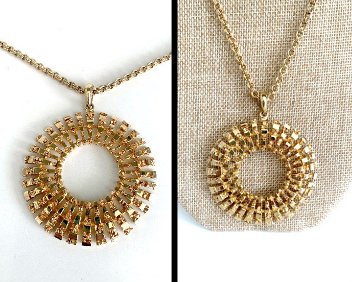 rileybella123's tweet photo. 1970s Gold Starburst Medallion Necklace // 18 Inch Rolo Cable Chain https://t.co/f8VHHpTts1 via @Etsy #rolocablechain #gold #medallion #vintagenecklace #etsyfinds #giftideas https://t.co/ckKJfB2TIA