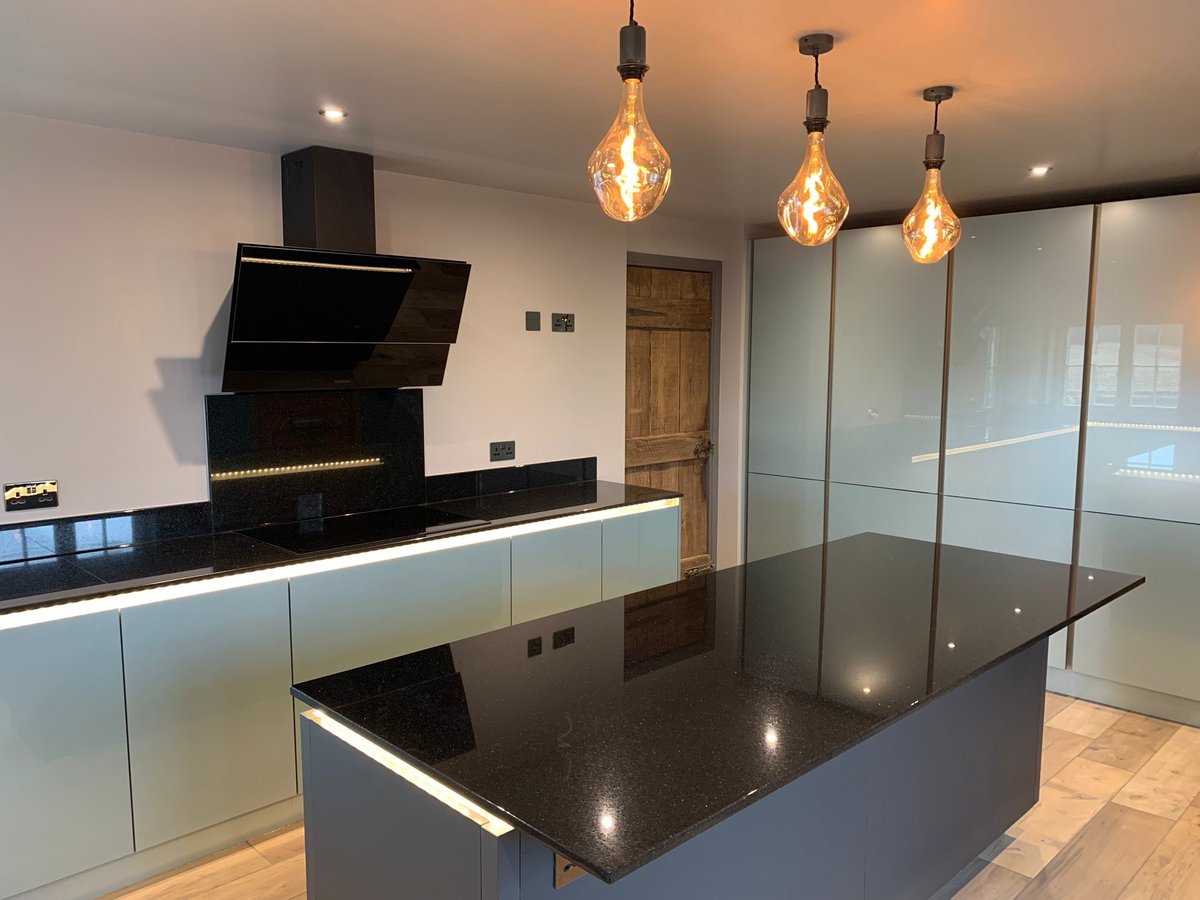 Breaking__Badly's tweet image. Pretty pleased with the end state of our new @Benchmarx Nordica kitchen. 

#Calex Pendants set off the #TrueHandleless kitchen 
a treat