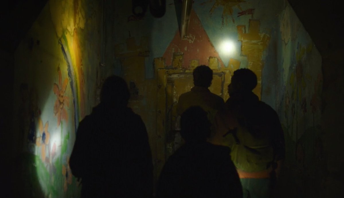 PortalTLOU's tweet photo. Pegou a refêrencia? No quinto episódio, Joel, Ellie, Henry e Sam exploram os tuneis de Kansas City e encontram tudo o que restou de uma comunidade que se abrigou ali no subterrâneo. 

Mas quem eram 'Danny' e 'Ish' no desenho na parede? 

🧵 https://t.co/vMgPRpa99X