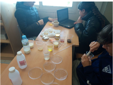 InsOlimpia's tweet image. Presència de lípids als aliments.
Estudiem la nutrició i alimentació saludable.

#alimentació #menjarsaludable #ciències #nutrients #lípids #3rESO

A 3r s'ha estudiat la nutrició i alimentació saludable. Ara comprovarem la presència de lípids en els aliments.
