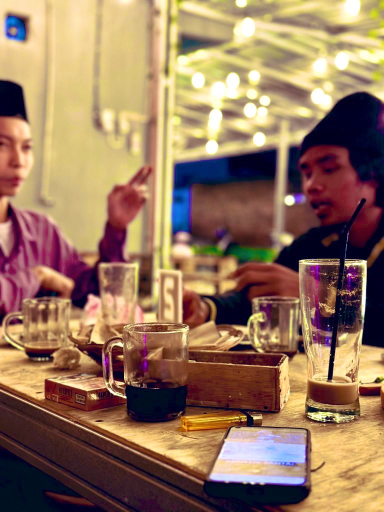 Aku belajar untuk berhenti mengeluh,
Karena setiap kali kupinjam telinga,
Katanya lukaku tidak seberapa.