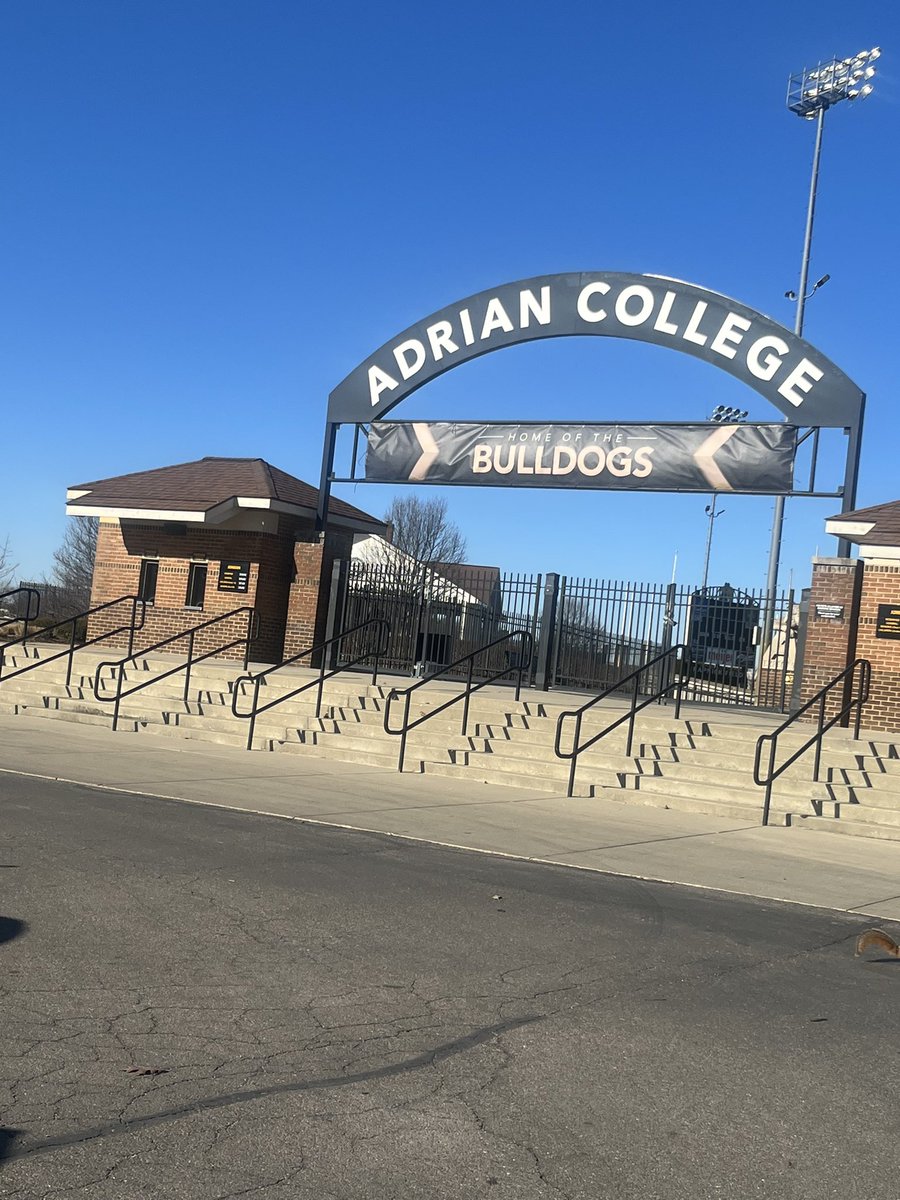 AnthonyBellJr1's tweet photo. Appreciated the visit coach @JimFDeere loved it https://t.co/v5NfCyqmri