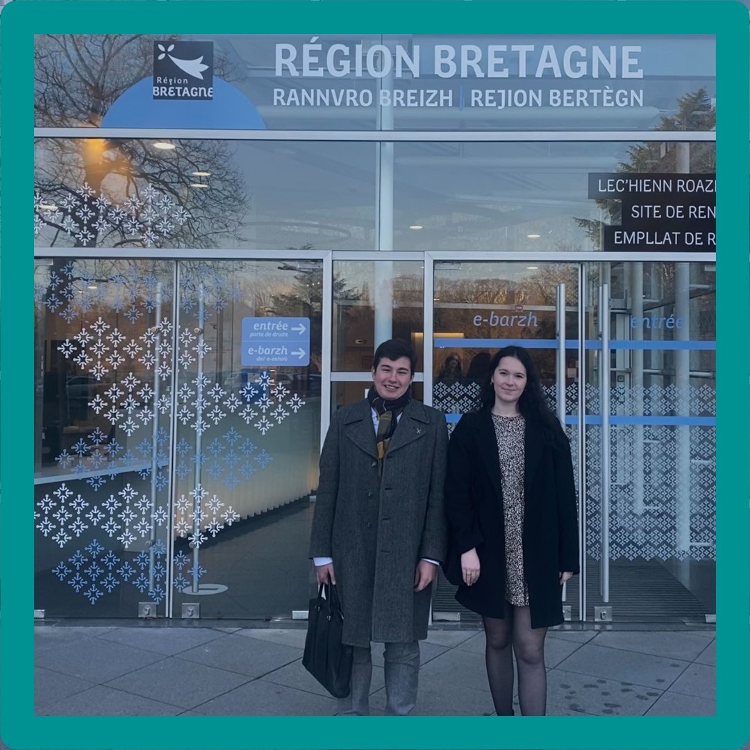 Aujourd’hui, les intervenants dans la mission auprès du parti “Bretagne ma vie” et Margaux, leur responsable de mission, ont assisté à la session budgétaire du Conseil régional. Ils ont pu voir le déroulement et discuter avec les élus de leur mission : créer une Chambre Citoyenne