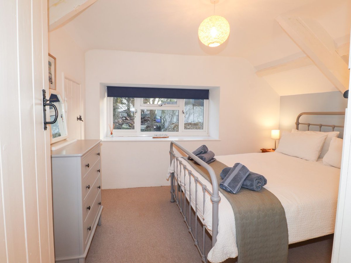 welsh_cottages's tweet photo. ⭐ Property of the Week! ⭐

This week, we highlight Little Barn in coastal Dinas!

Sleeping 4 in 2 bedrooms and welcoming dogs, Little Barn offers a wonderful coastal get-away!

BOOK TODAY for your 2023 family holiday to the north Pembrokeshire coast!

➡ https://t.co/70rfeWsRk1 https://t.co/LoMHAioim4