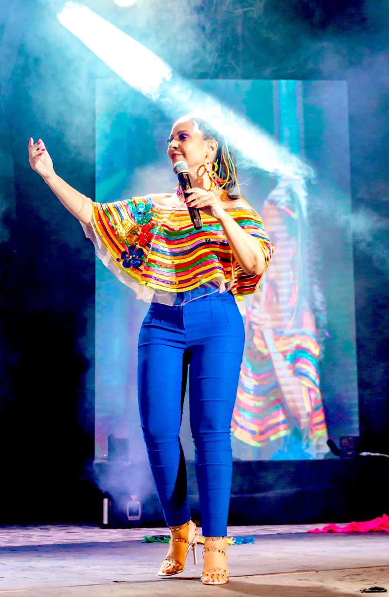 El sábado, presentando la velada de Comparsas de Carnaval <a href="/ClubValledupar/">CLUB VALLEDUPAR S.A.</a> 2023.
Fotos de mi querido <a href="/RicardoMonteroR/">Ricardo “El Niño” Montero 📸</a>