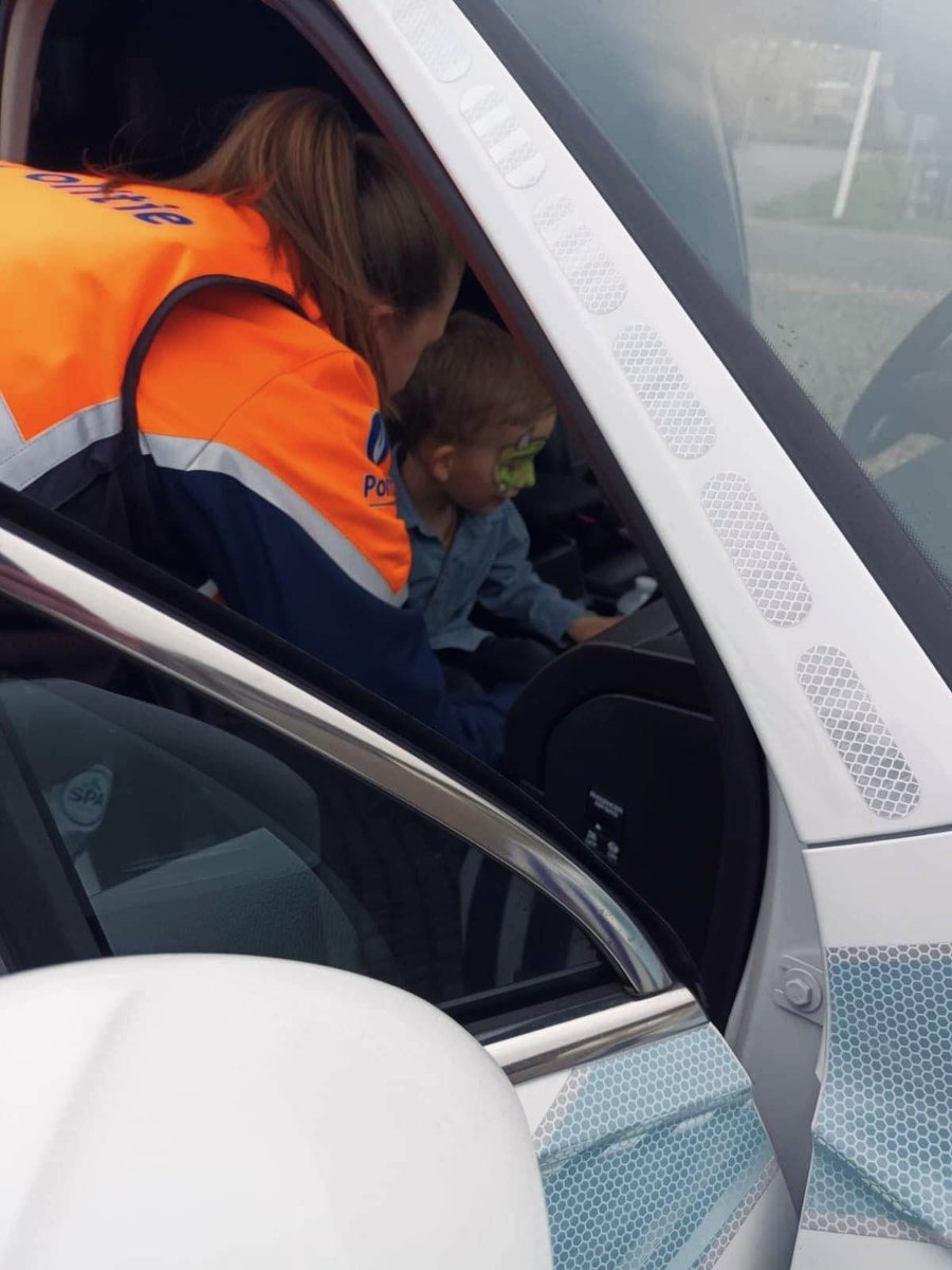 Politie_LaMa's tweet photo. Dit weekend waren inspecteurs Dennie en Hanne op patrouille in Lanaken. Daar kwamen ze uit op het  verjaardagsfeestje van Juul. 🥳 

Ze gaven hem een rondleiding in een van onze voertuigen. 🚓

Nog een dikke proficiat Juul! 💙 https://t.co/o7dWKCQ9w0