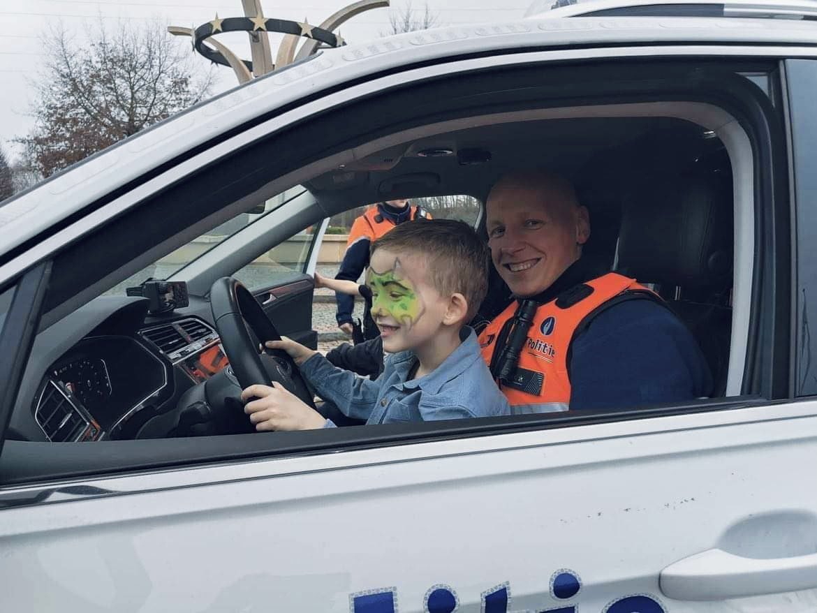 Politie_LaMa's tweet photo. Dit weekend waren inspecteurs Dennie en Hanne op patrouille in Lanaken. Daar kwamen ze uit op het  verjaardagsfeestje van Juul. 🥳 

Ze gaven hem een rondleiding in een van onze voertuigen. 🚓

Nog een dikke proficiat Juul! 💙 https://t.co/o7dWKCQ9w0