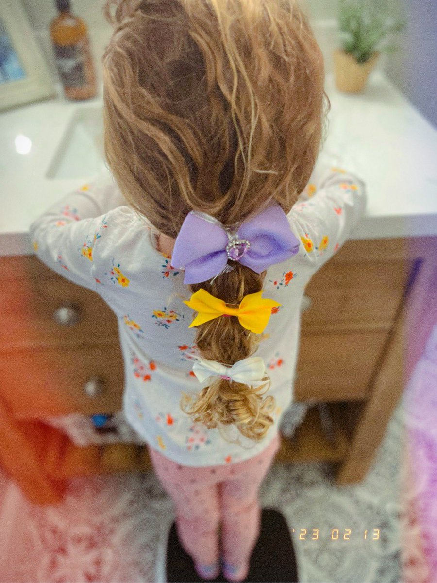 HannahHindi's tweet photo. She’s becoming more and more creative with her hairstyles she asks me for. 🎀😚
#bowsfordays #momlife #daughter https://t.co/PHZHVzbLqO