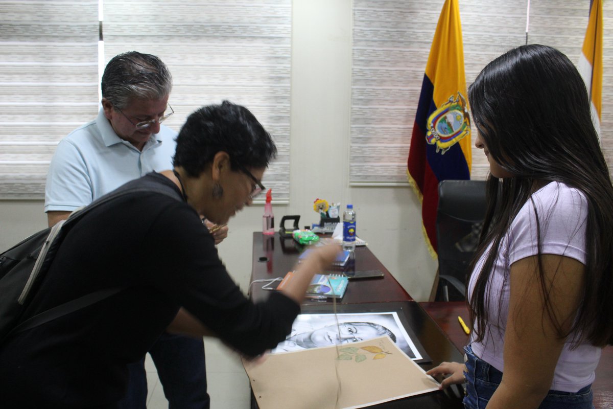 MLomense's tweet photo. #Infórmate  
#AlcaldeIngElvisEspinoza
Representantes de la Escuela Municipal de Artes y Oficios, los mismos entregaron un reconocimiento al Sr. Alcalde Ing. Elvis Espinoza Espinoza, por el apoyo 
#DibujoYPintura 
#Música
#Danza https://t.co/tEi4w0WIgA