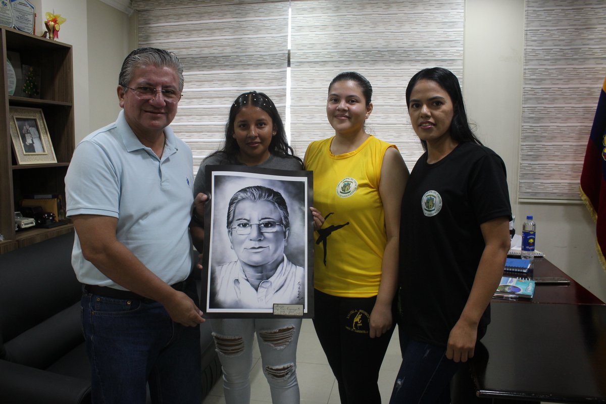 MLomense's tweet photo. #Infórmate  
#AlcaldeIngElvisEspinoza
Representantes de la Escuela Municipal de Artes y Oficios, los mismos entregaron un reconocimiento al Sr. Alcalde Ing. Elvis Espinoza Espinoza, por el apoyo 
#DibujoYPintura 
#Música
#Danza https://t.co/tEi4w0WIgA