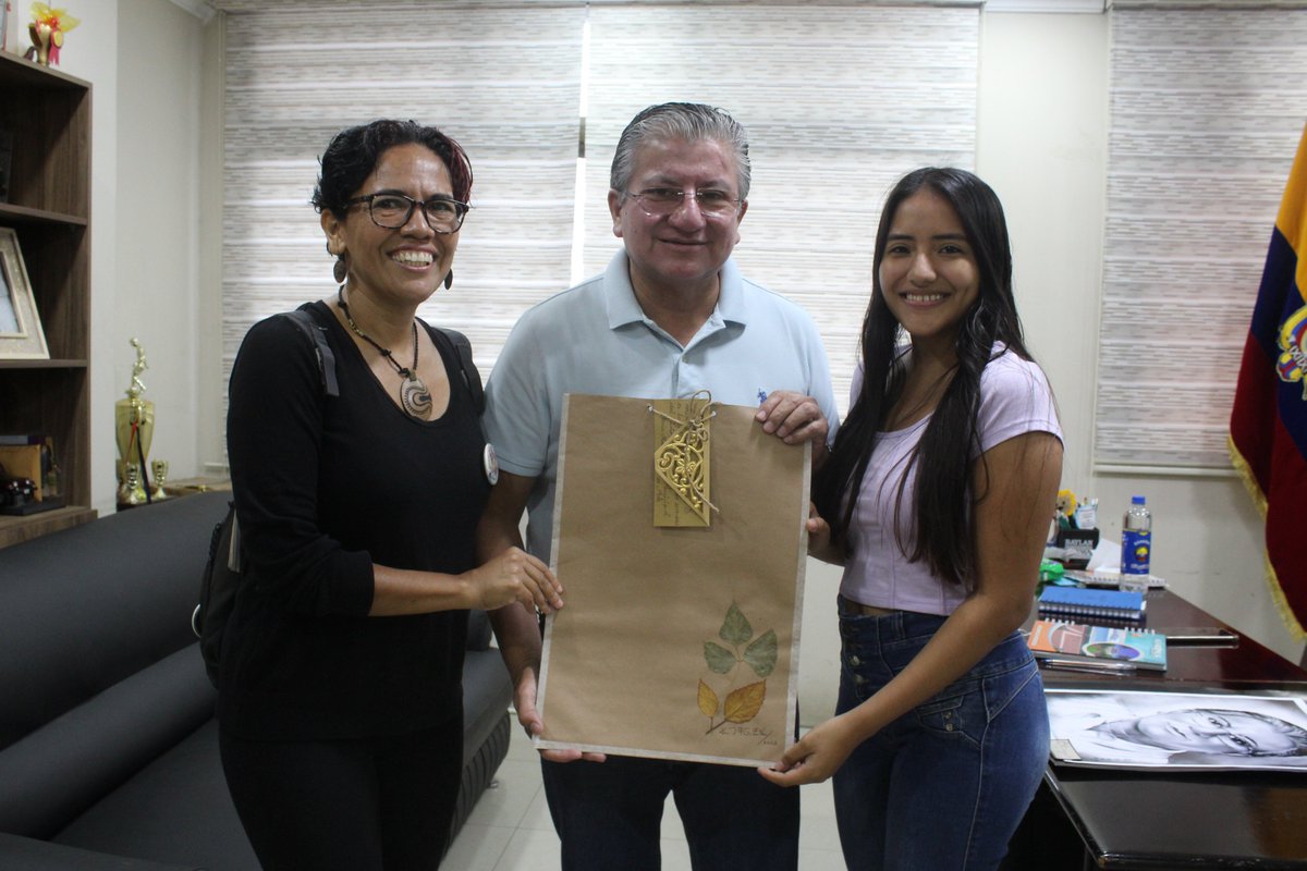 MLomense's tweet photo. #Infórmate  
#AlcaldeIngElvisEspinoza
Representantes de la Escuela Municipal de Artes y Oficios, los mismos entregaron un reconocimiento al Sr. Alcalde Ing. Elvis Espinoza Espinoza, por el apoyo 
#DibujoYPintura 
#Música
#Danza https://t.co/tEi4w0WIgA