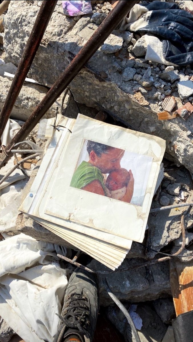 kiminin acısı kalır anıları gider..