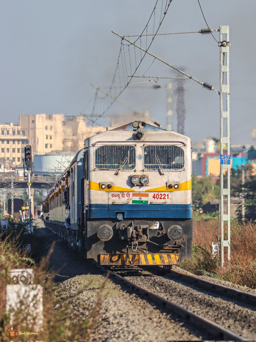 _Railwizard_'s tweet photo. 40221 @DiesellocoshedG #WDP4D pulling Inaugral LHB run of 17058  Secunderabad Jn - Mumbai CSMT Devagiri Express departing Nizamabad Jn �� 
@SCRailwayIndia @RailfansScr #IndianRailways https://t.co/ZACEmgDW8f