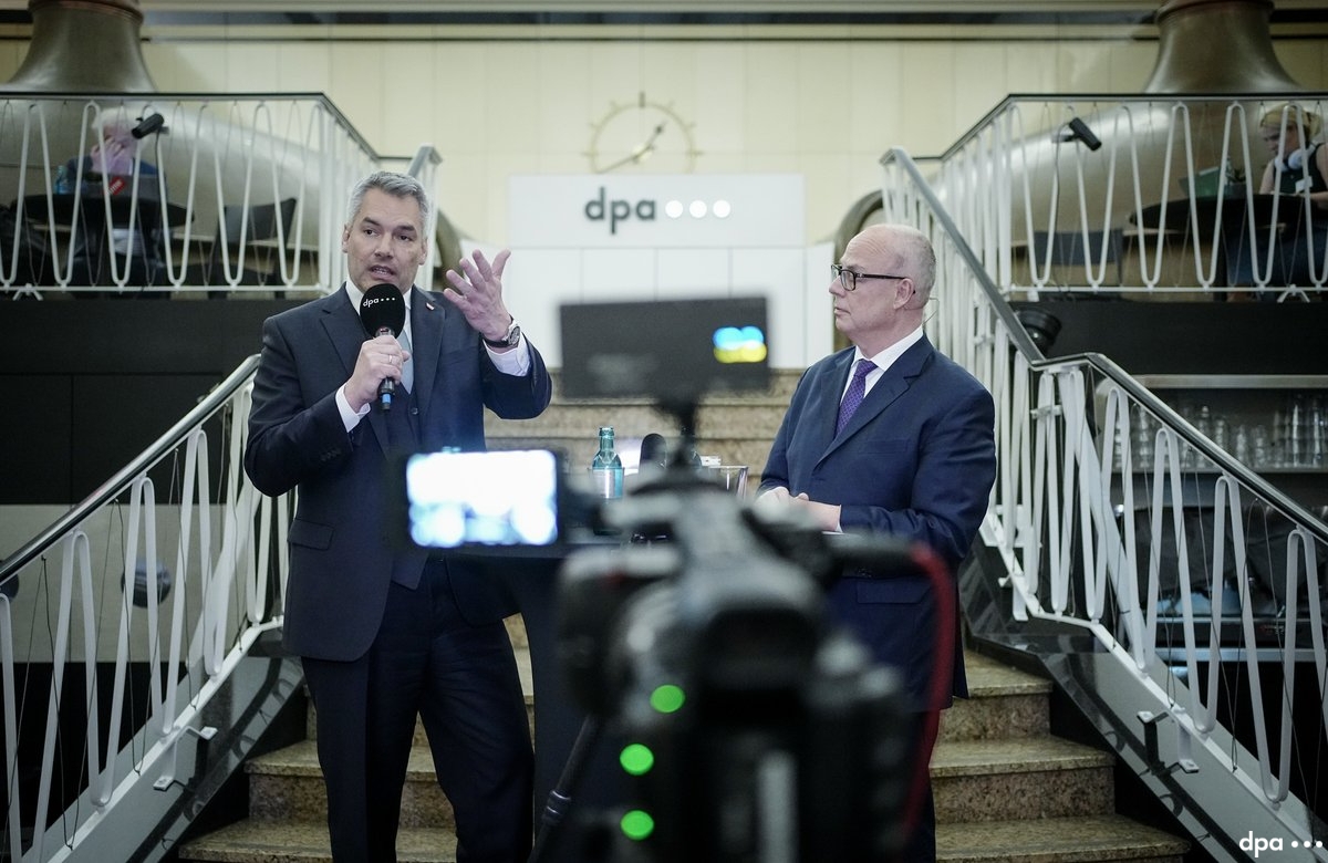 fhomburger's tweet photo. Zum Abschluss des offiziellen #dpa23-Programms spricht @SvenGoesmann mit dem österreichischen Bundeskanzler Karl Nehammer. Im Mittelpunkt steht natürlich die europäische Asyl- und Migrationspolitik nach den vom EU-Gipfel Ende vergangener Woche beschlossenen Verschärfungen. https://t.co/1kxsQRAAbb