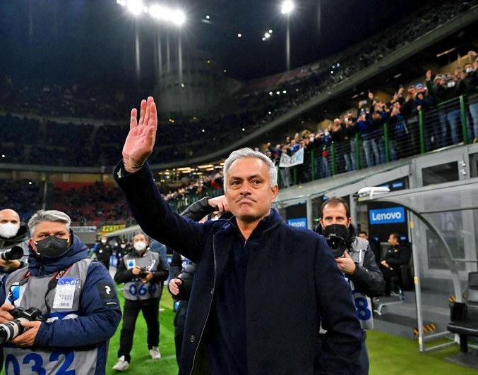 Iconic_Mourinho's tweet photo. Out of all the clubs that have won the Champions League in the past 25 years, only 2 clubs won it only once in that space of time:

• Porto (2004)
• Inter Milan (2010)

The 2 underdogs, the Mourinho effect. https://t.co/YIPrCtmz9r