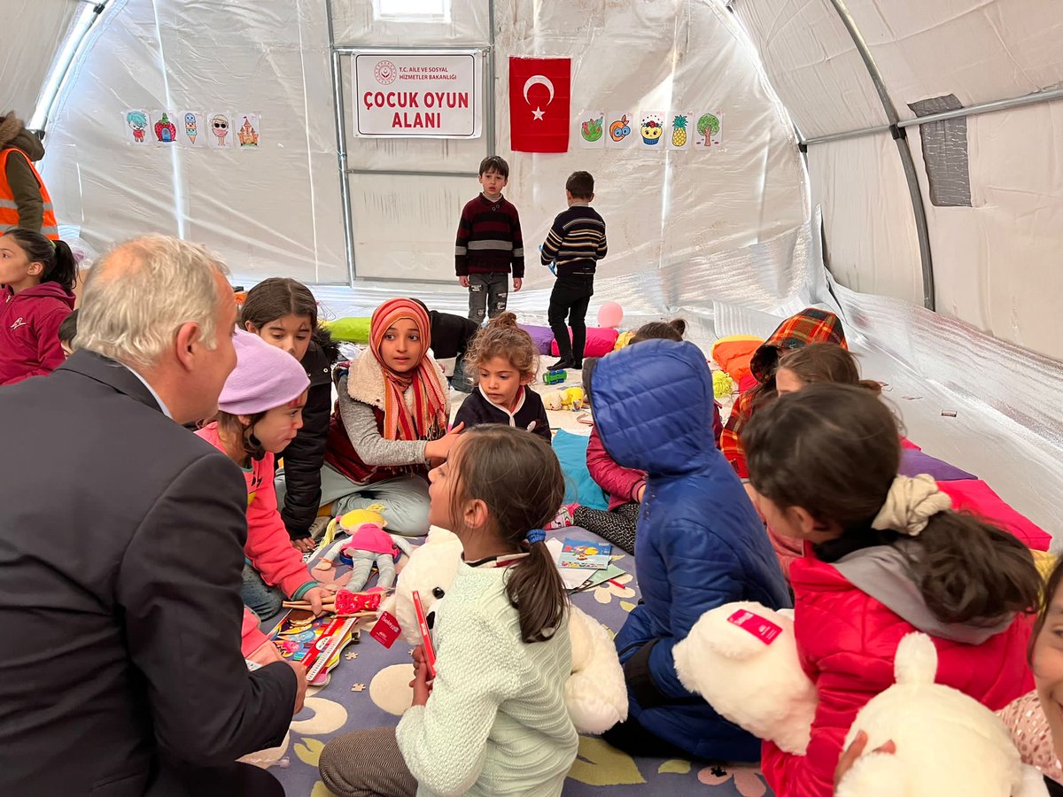 ismailerguness's tweet photo. 📍Kahramanmaraş 

Maraş’ta Çadırkentlerde kurduğumuz Çocuk oyun etkinlik alanlarında çocuklarımızla beraberiz.
Bu zor günleri hep birlikte aşacağız.

#BirlikteGüçlüyüz https://t.co/CI1AxMX5Do