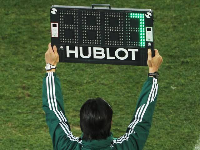 Time wasting.

Infuriating in football when the opposition do it, but it’s damn effective.

Some though, have perfected the art.

Take a few moments of your day to appreciate the greatest bits of time wasting in football history.

(THREAD 🧵)