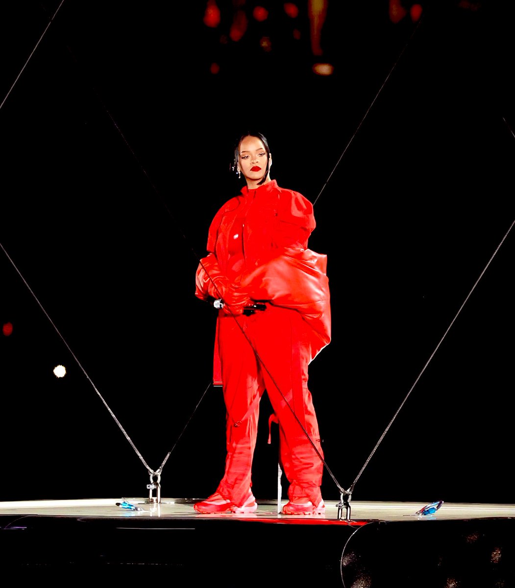 wrld_mag's tweet photo. L’impact de la performance de Rihanna au Superbowl.. 

• 28.5 Millions de téléspectateurs 
• 833% d’augmentation sur les recherches de son maquillage Fenty Beauty
• 640% d’augmentation des streams aux USA 
• 2600% pour “B*tch Better Have My Money” 
• 1400% pour “Diamonds” https://t.co/w2TcJjftlK