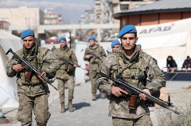 N_ozgur1's tweet photo. Halk, askerini deprem bölgesinde göremediği için günlerce isyan etti.
Farkında mısınız?
Halk askerini yanında istiyor.
Halk TSK'yı sahada istiyor.
Mehmetçiğe olan güveni ve sevgiyi asla bitiremeyecekler asla.
🇹🇷
#TSK #TürkAskeri #MehmetçikSevgisi https://t.co/K0jcM8E3Jd