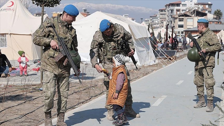 N_ozgur1's tweet photo. Halk, askerini deprem bölgesinde göremediği için günlerce isyan etti.
Farkında mısınız?
Halk askerini yanında istiyor.
Halk TSK'yı sahada istiyor.
Mehmetçiğe olan güveni ve sevgiyi asla bitiremeyecekler asla.
🇹🇷
#TSK #TürkAskeri #MehmetçikSevgisi https://t.co/K0jcM8E3Jd