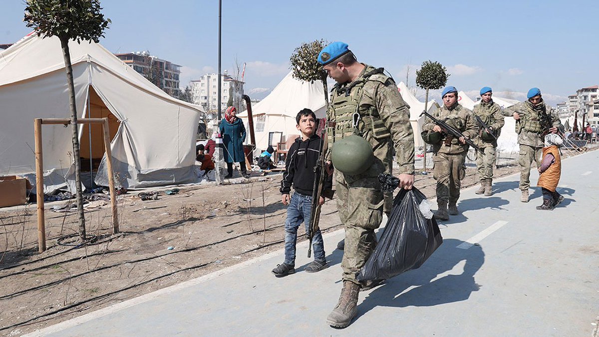 N_ozgur1's tweet photo. Halk, askerini deprem bölgesinde göremediği için günlerce isyan etti.
Farkında mısınız?
Halk askerini yanında istiyor.
Halk TSK'yı sahada istiyor.
Mehmetçiğe olan güveni ve sevgiyi asla bitiremeyecekler asla.
🇹🇷
#TSK #TürkAskeri #MehmetçikSevgisi https://t.co/K0jcM8E3Jd