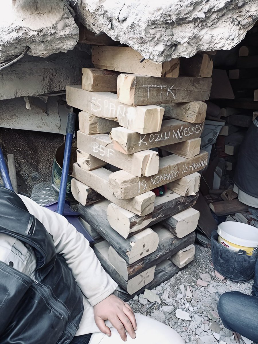 Bir özel teşekkürü de madencilerimiz hak ediyor. Girilemez denilen yerlere girerek, “domuzdamı” gibi kendilerine has yöntemlerle enkazın içerisinde ilerleyip onlarca canımızı kurtaran madencilerimize minnettarız. İyi ki varlar. 🖤👷🏽‍♂️