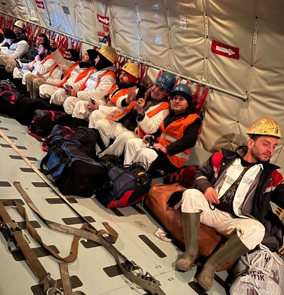 diaspora_turk's tweet photo. Bir özel teşekkürü de madencilerimiz hak ediyor. Girilemez denilen yerlere girerek, “domuzdamı” gibi kendilerine has yöntemlerle enkazın içerisinde ilerleyip onlarca canımızı kurtaran madencilerimize minnettarız. İyi ki varlar. 🖤👷🏽‍♂️ https://t.co/OVnbvTkiIM