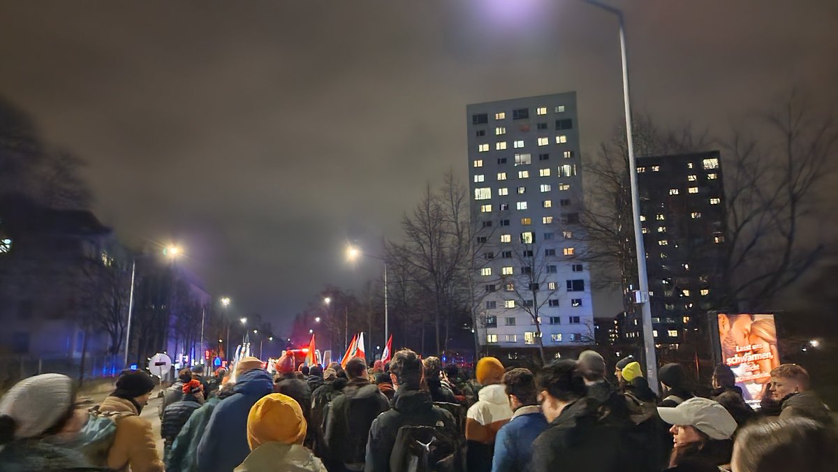 Wir haben #keinenBockaufNazis- oder Schwurbleraufmärsche! Egal ob am #dd1302 oder wann auch immer. Und weil wir auch kein Bock haben, mit Schwurblern in einer Menschenkette zu stehen, haben wir heute unsere eigene #Demo zusammen mit @mahngang_dd organisiert. #Dresden #StuRaTUD