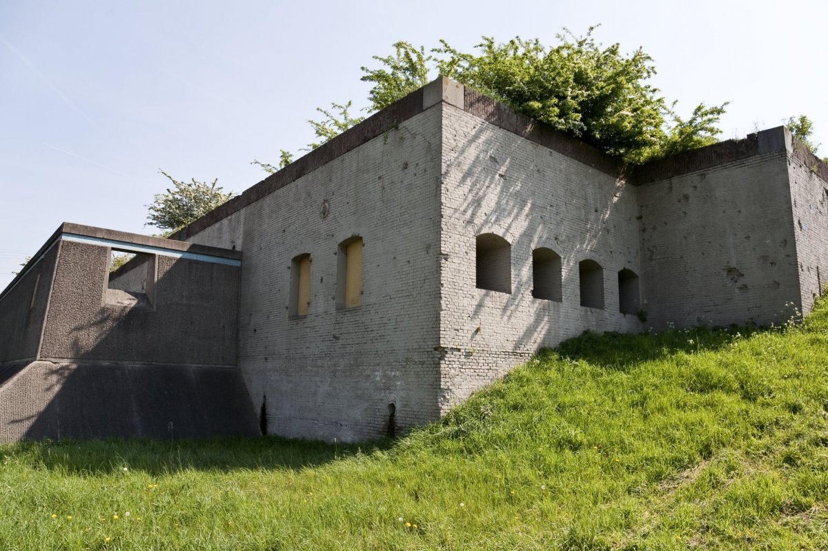 Arnhemoorlog's tweet photo. Fort Westervoort is in 1865 als sperfort bij de spoorbrug over de IJssel bij Westervoort gebouwd. Het fort ligt ten oosten van Arnhem. Anders dan de naam suggereert is het fort gelegen in de gemeente Arnhem. https://t.co/AfJUi3T2Xq