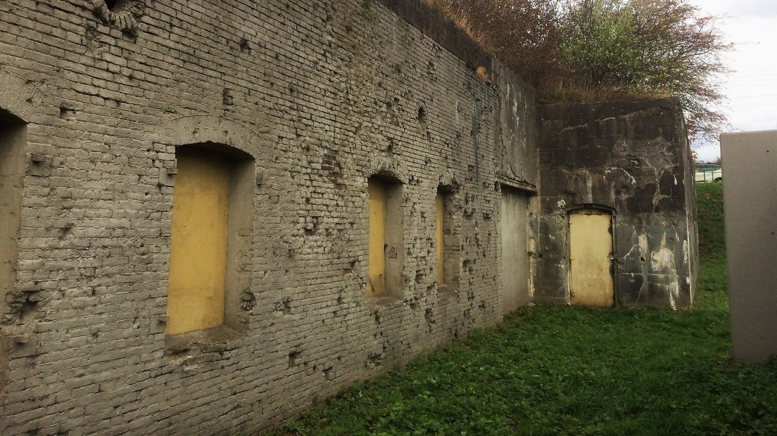 Arnhemoorlog's tweet photo. Fort Westervoort is in 1865 als sperfort bij de spoorbrug over de IJssel bij Westervoort gebouwd. Het fort ligt ten oosten van Arnhem. Anders dan de naam suggereert is het fort gelegen in de gemeente Arnhem. https://t.co/AfJUi3T2Xq
