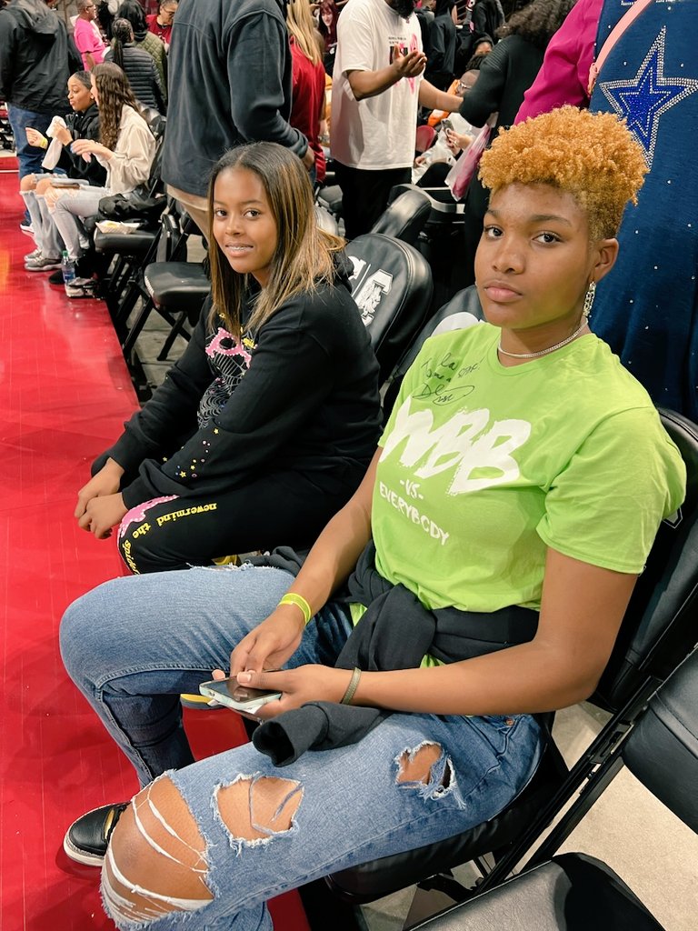 AilaCourtenay's tweet photo. Y'all about to see a lot of us next year with @SFKnightsGBball. @GiaunniRogers. G's passes are magnets to my hands.
#Finisher #StFrancisKnights
#YallGonnabeSickaUs. #KobeandShaq #AssistGetter #Dimes #Shooter #Rebounder #Strong #And1 #D1prospects #getmerecruited https://t.co/yQl1rhdN8Z