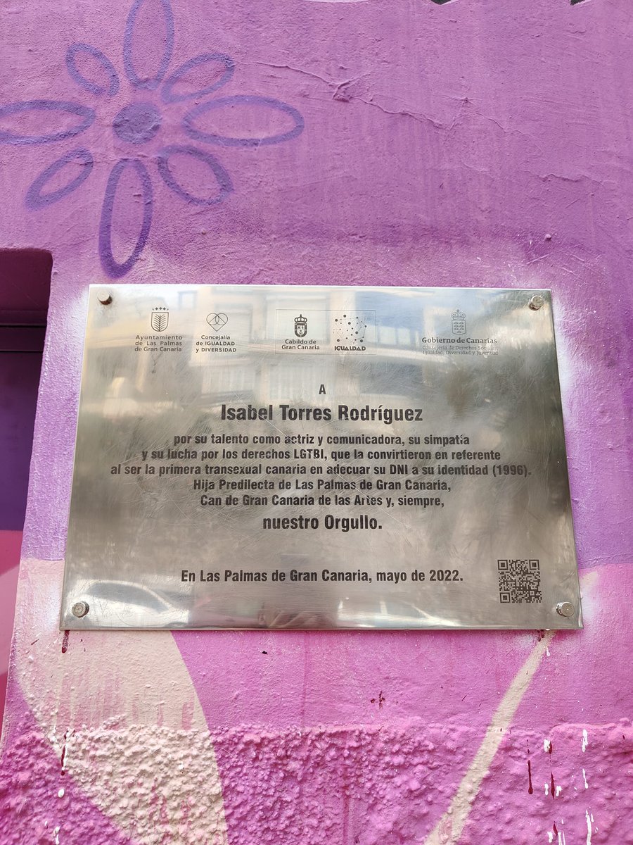 La placa en reconocimiento a Isabel Torres ya se encuentra restaurada tras sufrir un ataque vandálico la pasada semana. 🏳️‍⚧️🏳️‍🌈
#StopLGTBIfobia