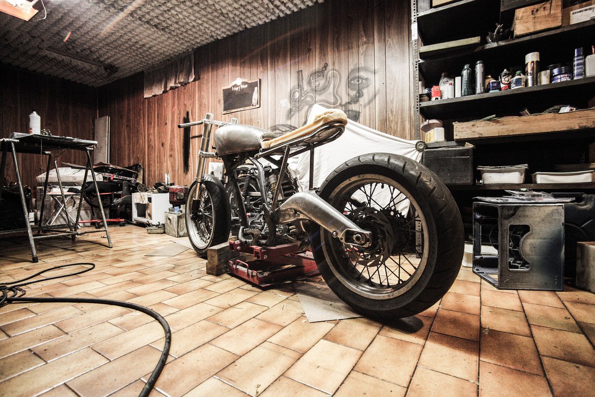 Tiesdotcom's tweet image. A cafe racer. Not a cafe. 

#tiesyourlife