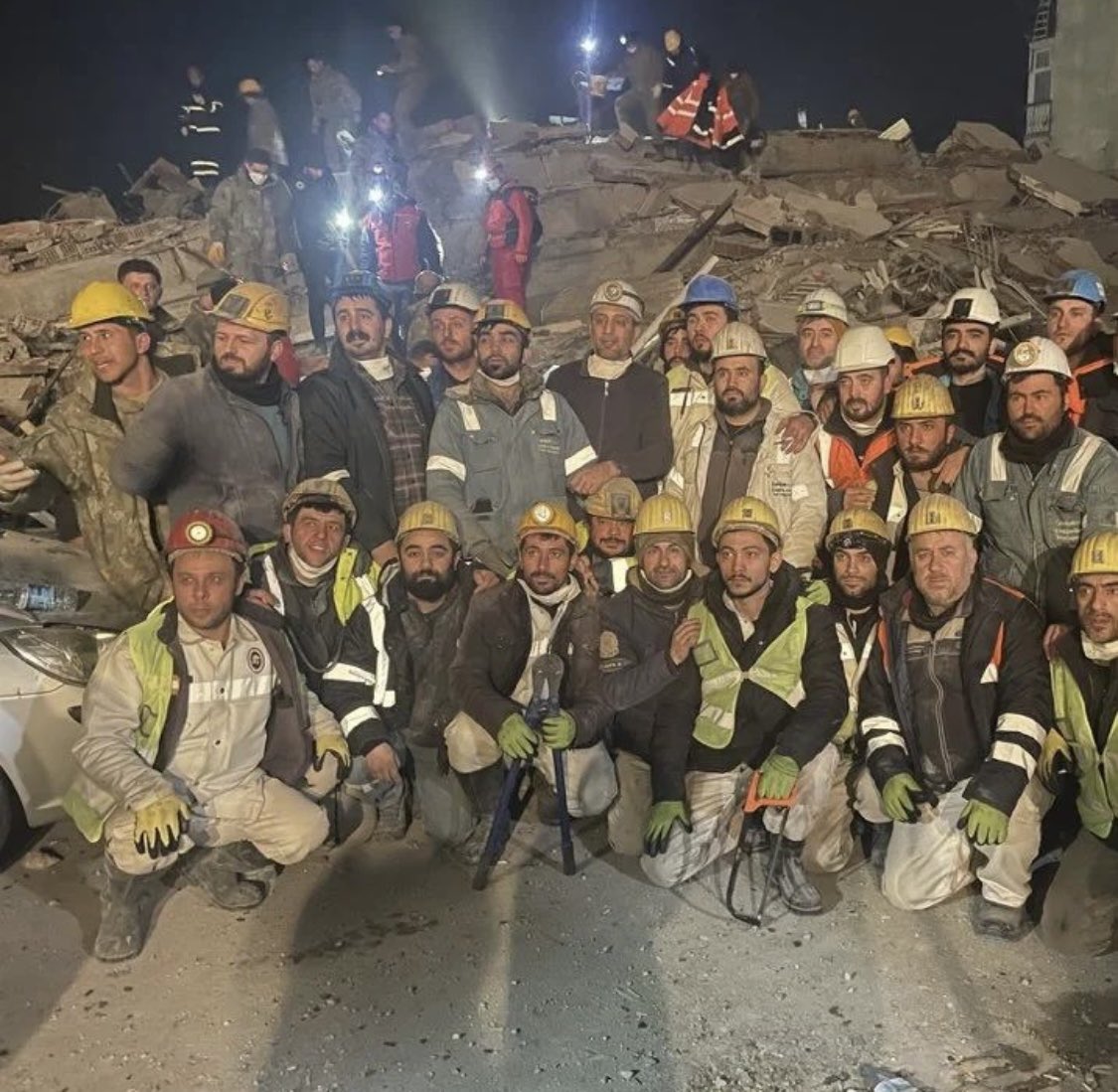 Uçağa direklerle bindi madenciler. Bölgede bulunmama ihtimaline karşı Zonguldak'tan getirdiler tüneller açıyorlar bağ atıyorlar 

Bölgenin en sessiz ve isimsiz kahramanlarındandır onlar 

Sizleri asla unutmayacağız 🙏🏾🇹🇷