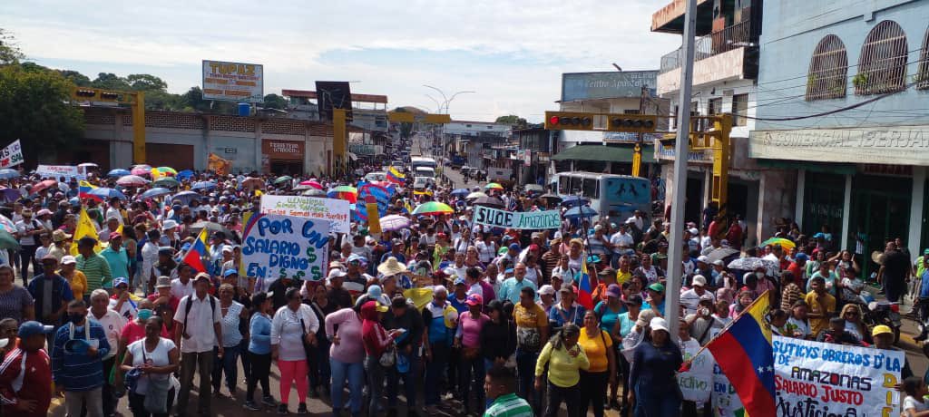 LiborioGuarulla: LA LUCHA SIGUE. Los asalariados de la administración pública de Amazonas volvieron a recorrer las calles de Pto Ayacucho para exigir a la Gobernación, Alcaldia, Ministerio de Salud,...un salario justo pues el que les paga el régimen boli…