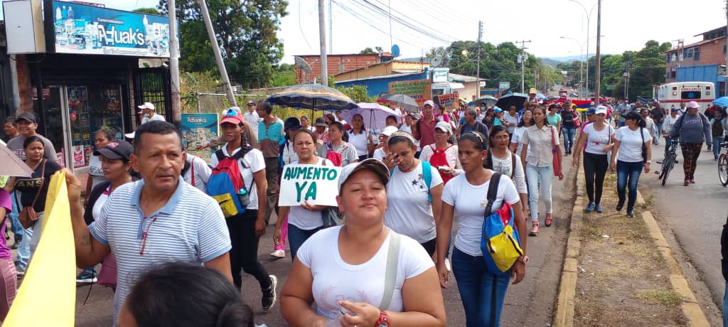 rhgobamaz's tweet photo. LiborioGuarulla: LA LUCHA SIGUE. Los asalariados de la administración pública de Amazonas volvieron a recorrer las calles de Pto Ayacucho para exigir a la Gobernación, Alcaldia, Ministerio de Salud,...un salario justo pues el que les paga el régimen boli… https://t.co/mY5zgdd7wM
