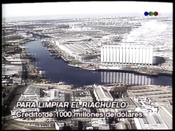 El gobierno obtuvo un crédito de 1000 millones de dólares para limpiar el Riachuelo y prometen terminar las obras antes de las elecciones de 1995.
Titulares de hoy en TELEFE Noticias.
[Febrero 1993]