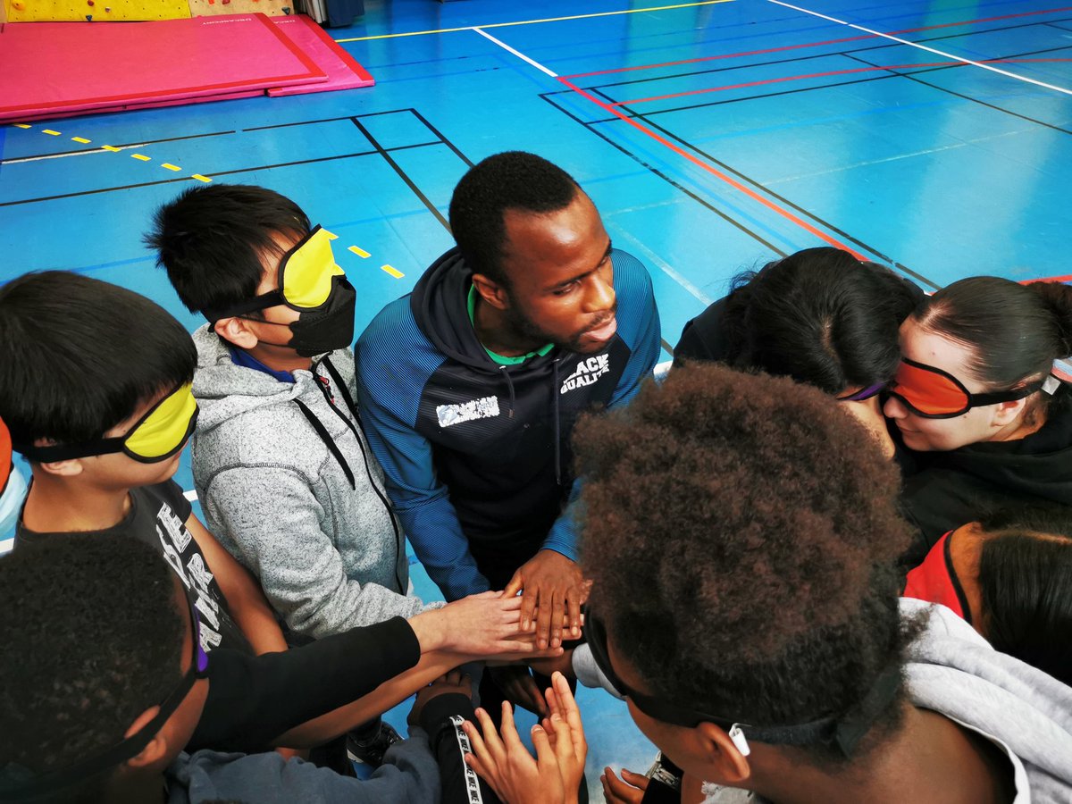 OliverGarciaF's tweet photo. Intervention en #cecifoot d'#YvanWouandji au 🏫 Camille Claudel. Au programme, sensibilisation à l'handicap et la discrimination, capacité de superation, resiliance... Une belle leçon de vie pour nos élèves. Merci au #cdos75 pour cette magnifique journée !!#generation2024 #JO2024 https://t.co/UEo271foIx